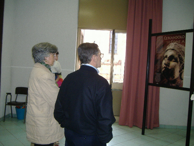 Visitatori davanti a un pannello