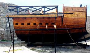 Ricostruyzione di nave antica nel porto di Civitavecchia