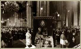 Giovanni Paolo II nella Cattedrale di Santiago di Compostela saluta i Reali di Spagna (1982)